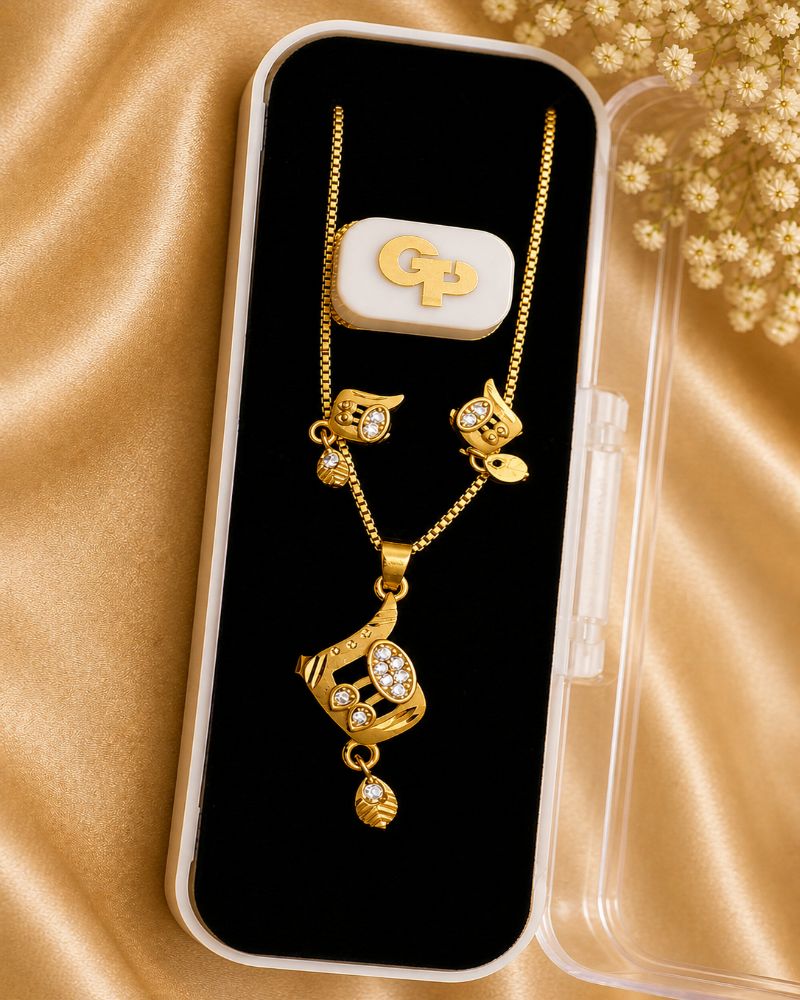 Noor Leaf Pendant Necklace Set