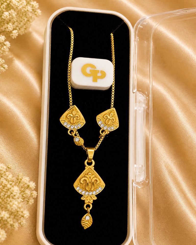 Rajsi Glow Pendant Necklace Set